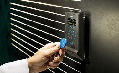 Sicherheitslösungen und Zeitmanagementsysteme (Sicherheit mit Zutrittskontrolle, Biometrie, Offline-Komponenten und CCTV)