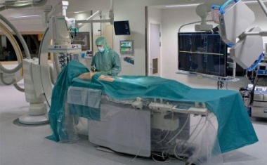 Ein-Tuch-Abdeckung für kathetergeführte Aortenklappenimplantationen