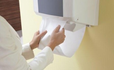 Initial erweitert sein Angebot um einen Stoffrollen-Handtuchspender mit Automatik-Einzug