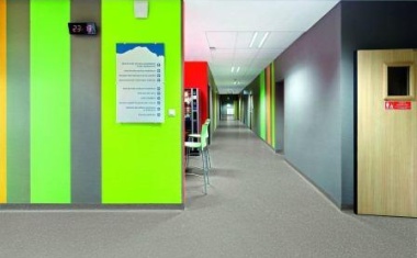 Kautschuk-Bodenbeläge sparen Gebäudebetreibern Zeit und Geld