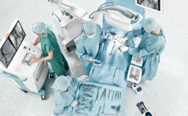 Motorisierter C-Bogen für den Einsatz im Hybrid OP und darüber hinaus