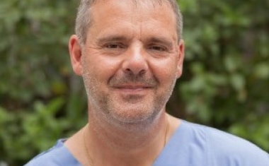 Stadtklinik Baden-Baden bereitet ihre OP-Schuhe in einem Reinigungs- und Desinfektionsgerät von Meiko auf