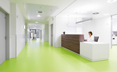 Kautschukböden unterstützen wohnliche Atmosphäre im Katholischen Klinikum Mainz