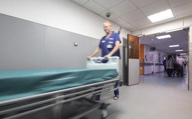 Royal Cornwall Hospital – neuer klebstofffrei zu verlegender Bodenbelag für stark genutzten Flur