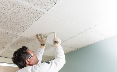 Akustik-Decke wie neu. Rasterdecken-Renovierungssystem: Verschönerung ohne Nutzungsunterbrechung