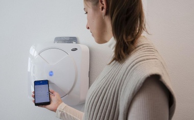 Berührungsloser Automat händigt Feuchttücher aus