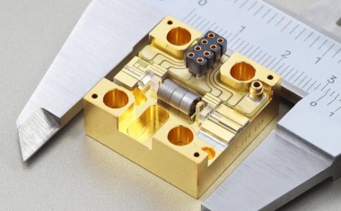 Miniaturisierte Pump-Lasermodule für kostengünstigere Lasersysteme in der Augenheilkunde