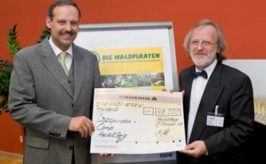 Medizintechnik-Unternehmen spendet 43.000 Euro für krebskranke Kinder