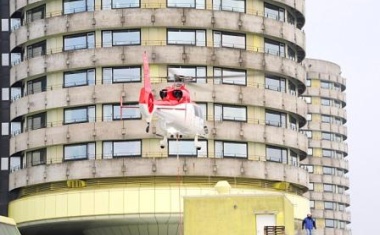 Einsatz aus der Luft: Hubschrauber liefert Bauteile für die  Modernisierung der Lüftungsanlagen