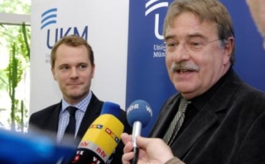 EHEC: Bundesgesundheitsminister Daniel Bahr informiert sich über Forschungsarbeit von Prof. Karch