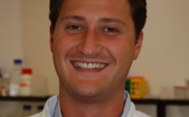 Dr. Andreas Bauwens erhält Preis der Deutschen Gesellschaft für Hygiene und Mikrobiologie