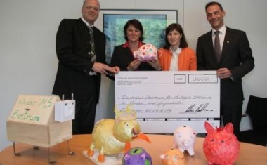 Bayer unterstützt Zentrum für MS bei Kindern und Jugendlichen