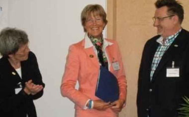 Goldene Ehrennadel des DBfK für Gudrun Gille