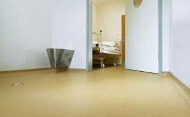 Klinik Taufkirchen: Neue hygienische Wand- und Bodenlösungen