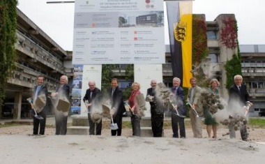 Spatenstich für den Neubau des Zentrums für Integrative Infektionsbiologie