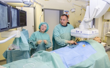 Weltpremiere: Radiologen des Dresdner Uniklinikums verschließen Blutgefäße mit Mini-Spiralen