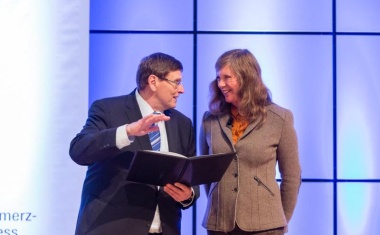 Antibiotika helfen bei Rückenschmerzen - Deutscher Schmerzpreis für revolutionäre Studien