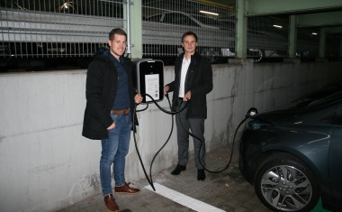 Zwei E-Tankstellen für Patienten, Besucher und Mitarbeiter an der Asklepios Paulinen Klinik eingerichtet