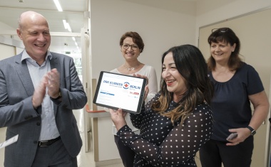 Gesundheitssenatorin Dilek Kalayci nimmt WLAN in den DRK Kliniken Berlin in Betrieb