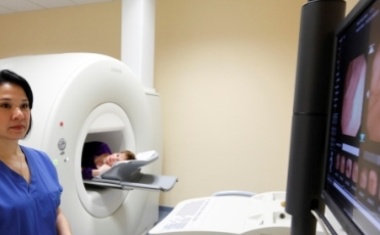 Endoskopie: Magnet steuert Kapsel mit Kamera durch den Magen