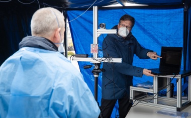 »Access Checker« misst Körpertemperatur, Herz- und Atemfrequenz aus der Ferne