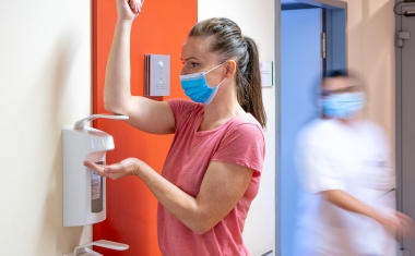 Sprachansagen fördern Desinfektionsmittelgebrauch