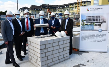 Offizielle Grundsteinlegung für Notfall- und Intensivzentrum