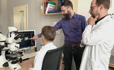 Wie künstliche Intelligenz die Diagnostik von Karzinomen in Brust und Magen revolutioniert