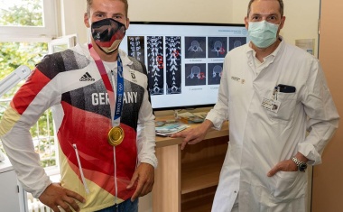 Olympiasieger Tom Liebscher bedankt sich beim Dresdner Uniklinikum