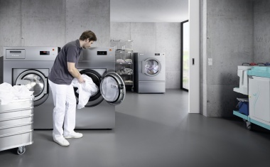 Vernetzbar und komfortabel - Die neuen „Benchmark“-Wäschereimaschinen