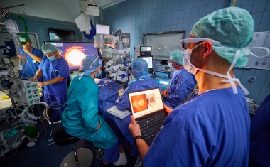 Implantation eines elektronischen Netzhaut-Chips