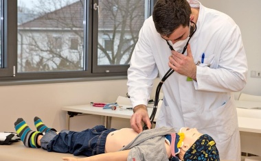 Brust abtasten und Kleinkind versorgen in einem