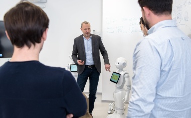 Universitätsmedizin Halle koordiniert Projekt zum Aufbau eines „robotic Future Care Lab“ im Kosovo
