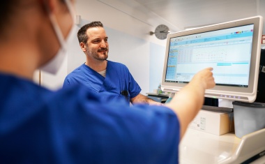 Pfleger helfen Pflegern