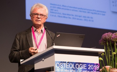 Franz Jakob für seine Forschung an Hormon-Knochen-Interaktion ausgezeichnet