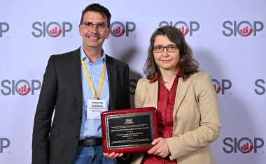 Guthier und Dormann für Meta-Analyse über den Zusammenhang von Stress und Burn-out ausgezeichnet