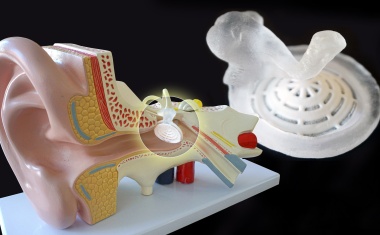 Textil-Ersatz für Trommelfell und Hüftgelenk