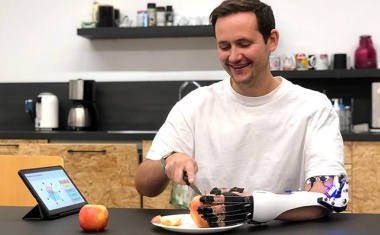 Gelähmte Gliedmaßen wieder im Alltag nutzen