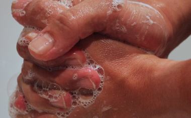 Keine Entspannung bei Preisen – Branche der Reinigungs- und Desinfektionsmittelhersteller weiter belastet