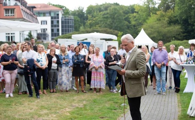 Klinik Manhagen feiert Jubiläum und erhält neues Dachmarkenlogo