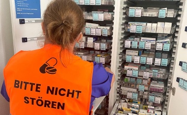 Warnweste für sichere Medikation