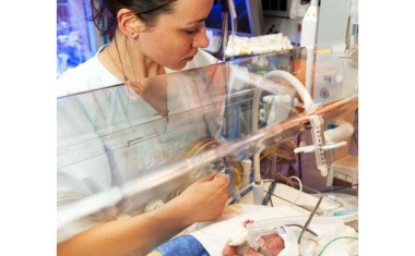 Warum mechanische Beatmung Frühchen-Lungen schaden kann