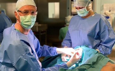 Körpereigene Sehne statt Kunststoffnetz