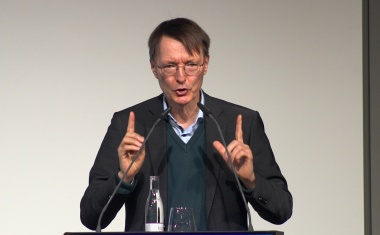 Live von der Medica: Kliniksterben und alte Technik - Lauterbach erklärt Reformen