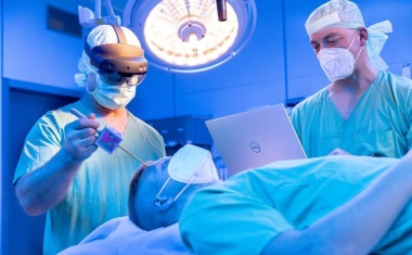 Zukunftsprojekte gefördert: „Augmented Reality“ im OP und bessere Behandlung des Gebärmutterhalskrebses