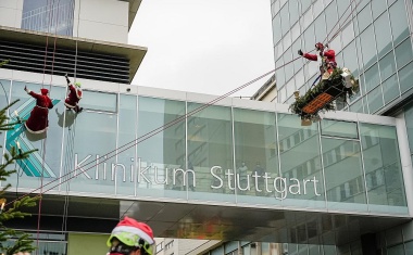 Höhenretter der Feuerwehr als Nikolaus im Einsatz