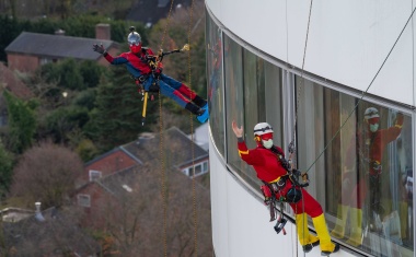 Helden-Mission in 63 Meter Höhe: Spiderman & Co nehmen Turm der Uniklinik Münster in Beschlag