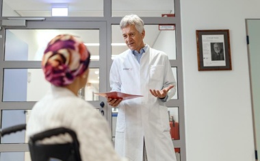 Akute Myeloische Leukämie: klinische Studie stellt internationalen Therapie-Standard in Frage