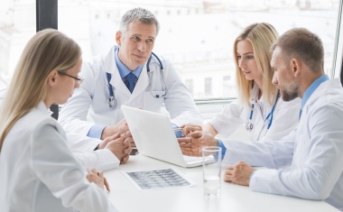 Wolters Kluwer feiert 30 Jahre UpToDate, das branchenführende System zur Unterstützung klinischer Entscheidungen