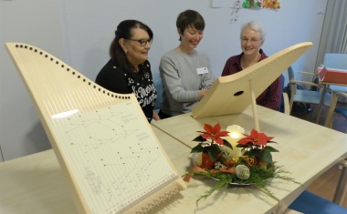 Zarte Klänge mit der Veeh-Harfe in der Tagesklinik für Frauen